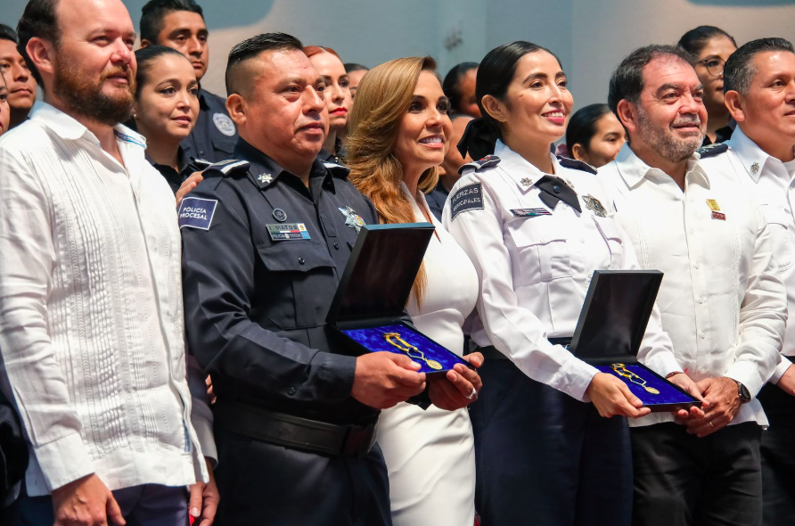 Entrega Mara Lezama la Medalla al Mérito Policial Quintana Roo 2023 por su desempeño y labor al servicio de la ciudadanía