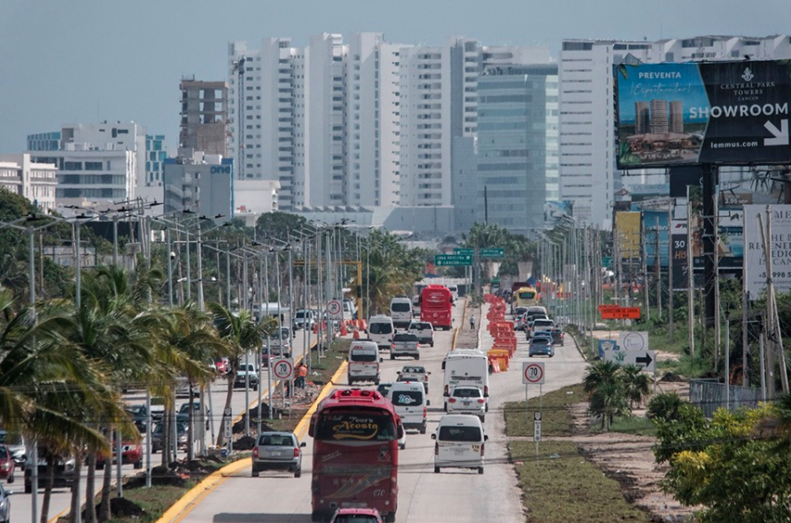 Urge reordenamiento vial en Cancún ante incremento del aforo vehicular