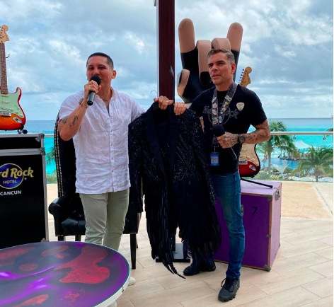 Edwin Luna, de la Trakalosa de Monterrey entrega prenda a cadena Hard Rock Hotels