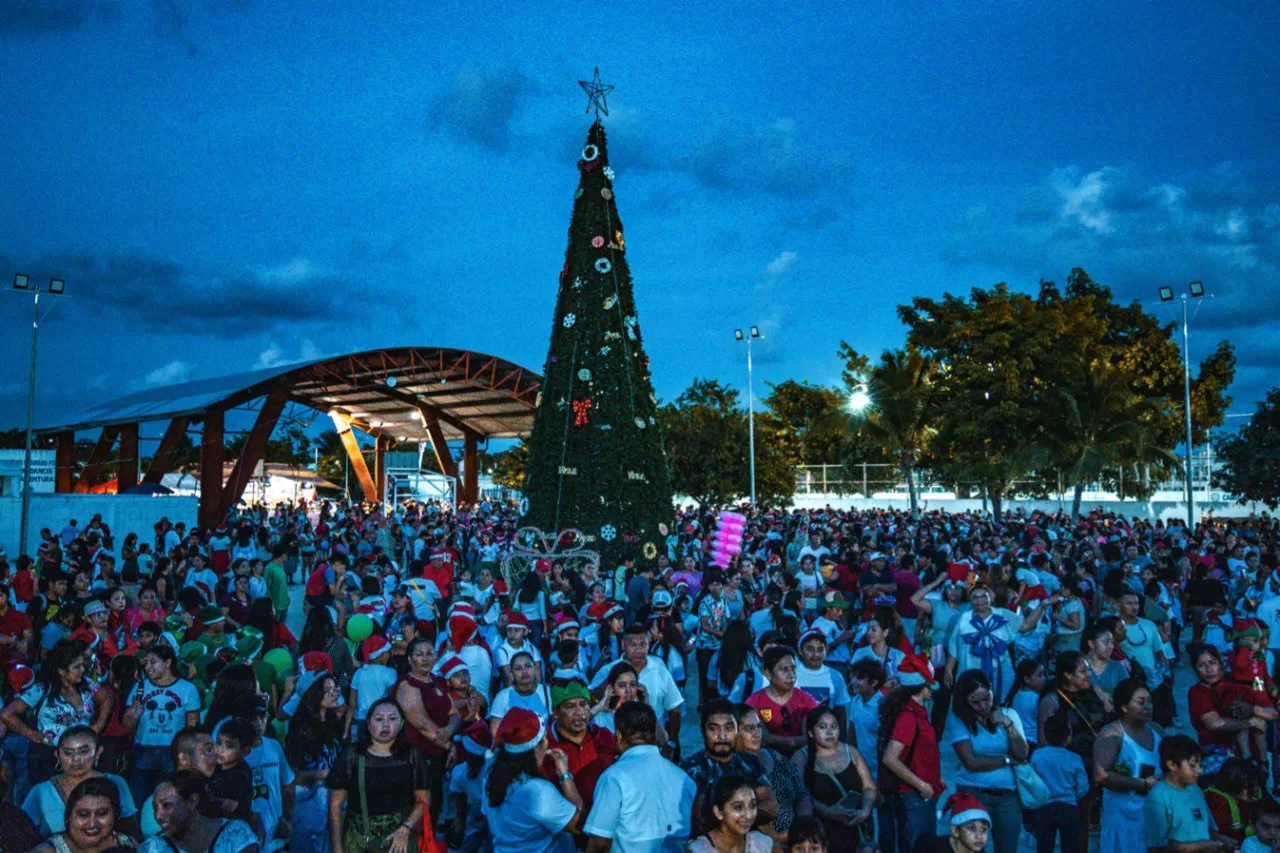 Se enciende la navidad en Puerto Aventuras