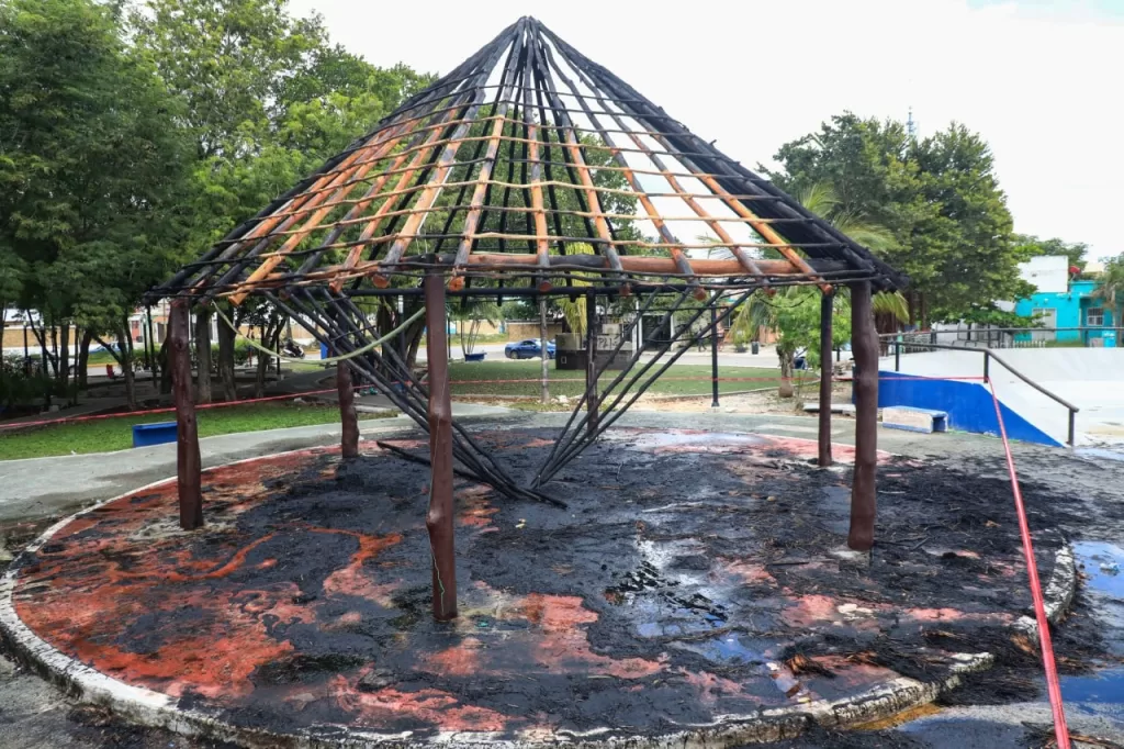 Descuido provoca incendio en palapa de un parque