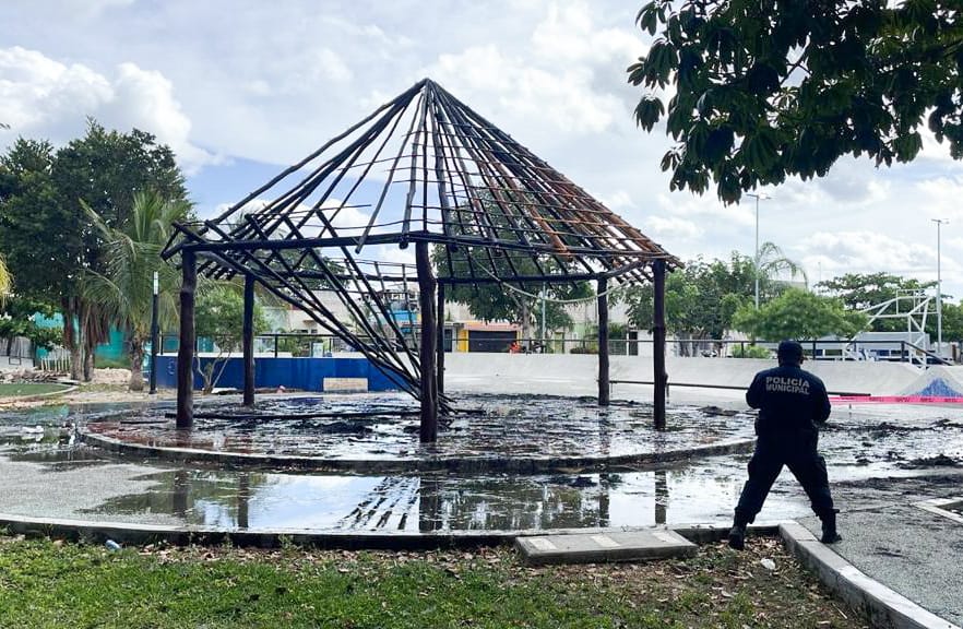 Descuido provoca incendio en palapa de un parque