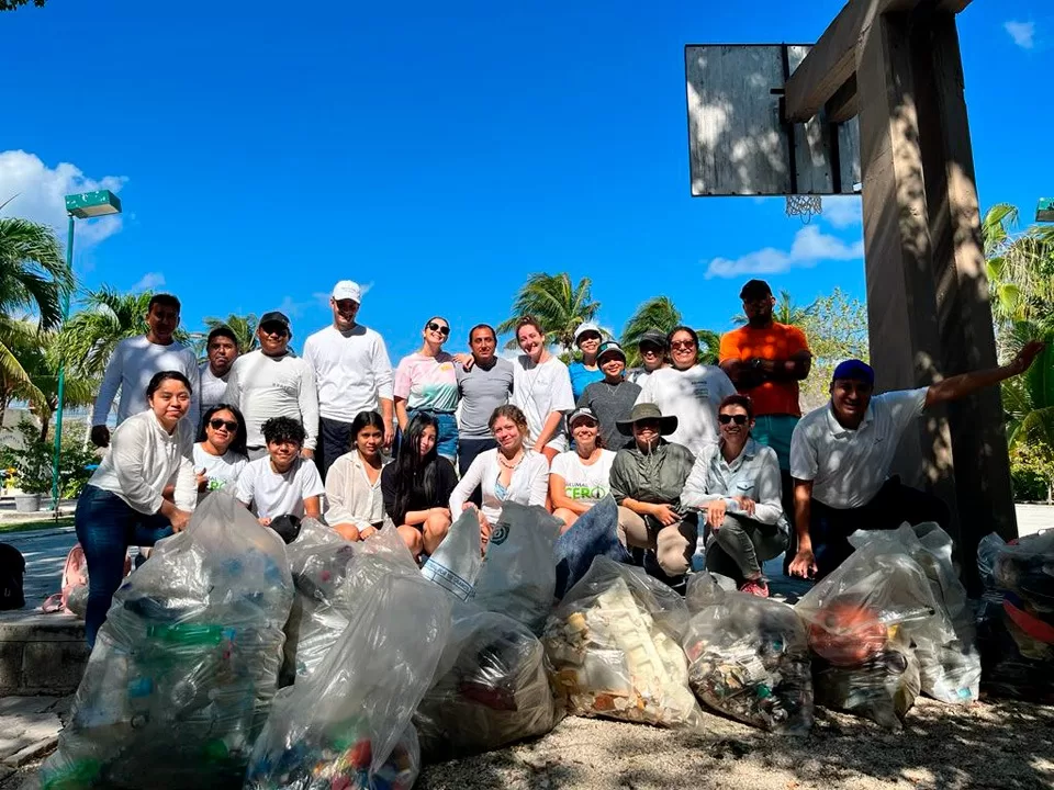 Fundación Eco-Bahía destaca logros de su programa de limpieza de playas y cenotes