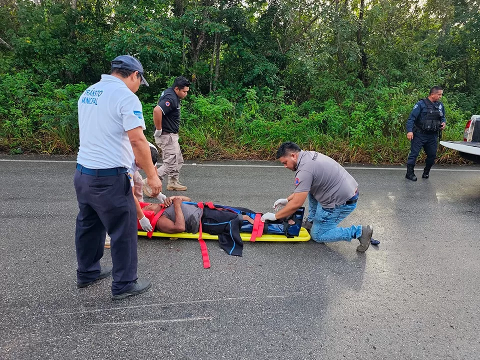 “Auto fantasma” arrolla a dos personas que viajaban al puerto de Chiquilá