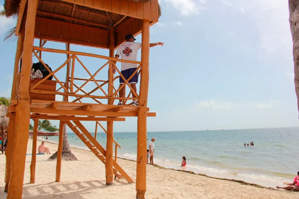 Refuerzan la vigilancia para bañistas que visitan las playas de Cancún