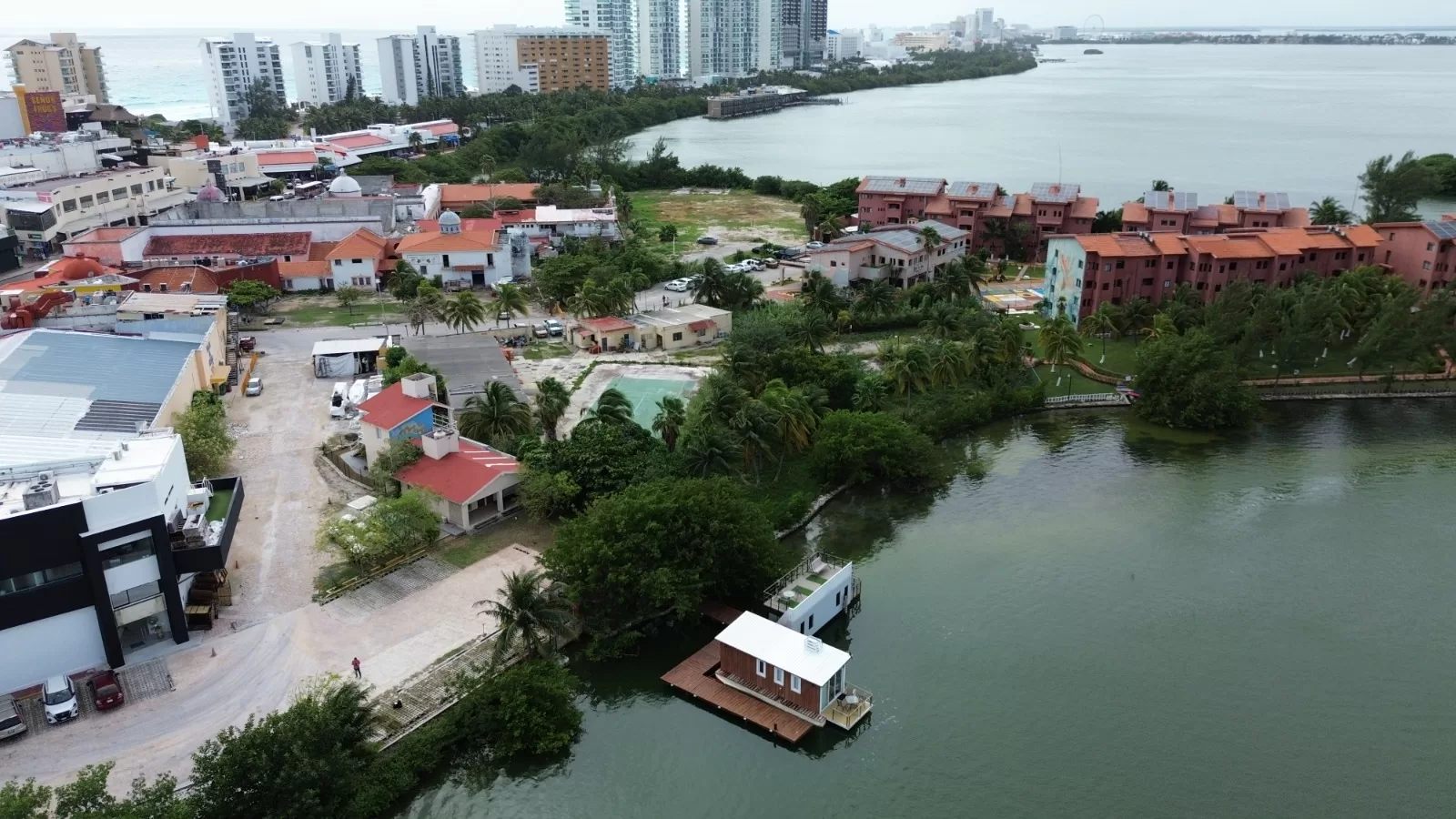 Construyen más palafitos en la Laguna Nichupté de Cancún