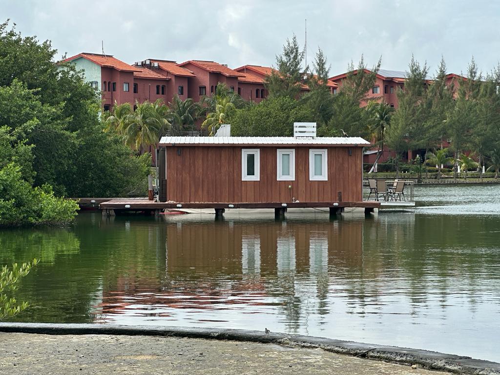 Construyen más palafitos en la Laguna Nichupté de Cancún