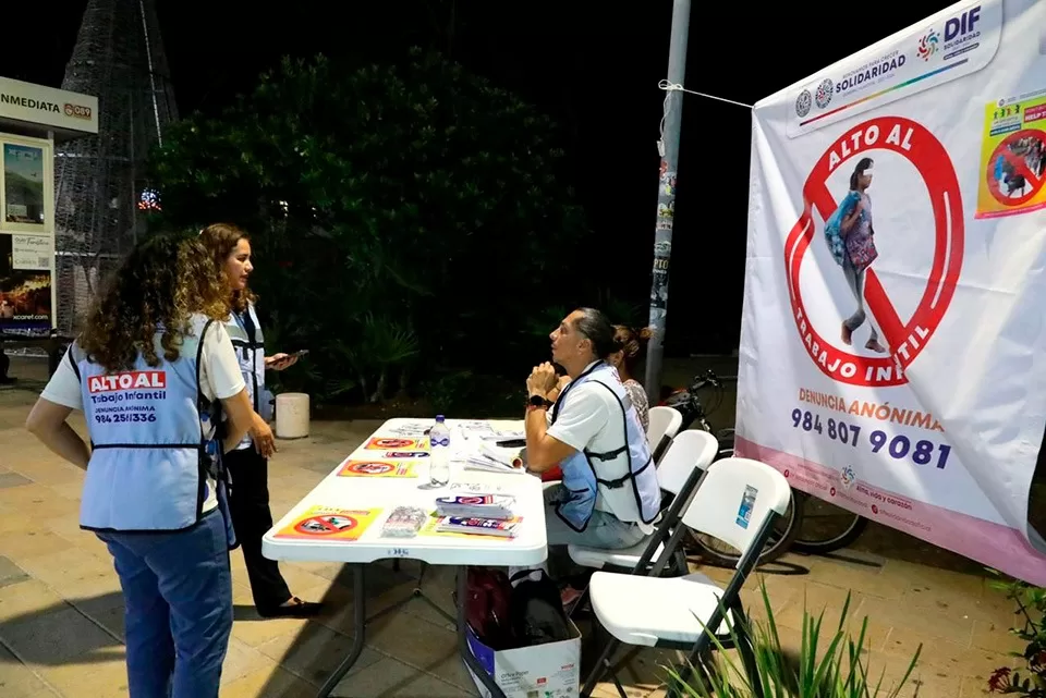 Distribuyen en la zona turística de Playa del Carmen folletos para la prevención del trabajo infantil