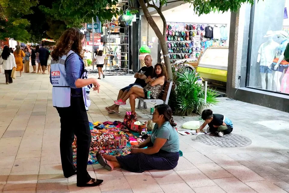 Distribuyen en la zona turística de Playa del Carmen folletos para la prevención del trabajo infantil