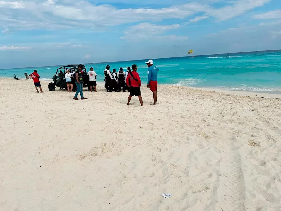 Encuentran en playa de Cancún el cuerpo de turista desaparecido en el mar