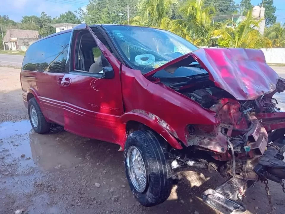 Se accidentan tres autos en peligroso tramo carretero Ideal-Nuevo Xcan