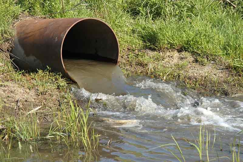 Tratamiento de aguas insuficiente para manejar todas las descargas 