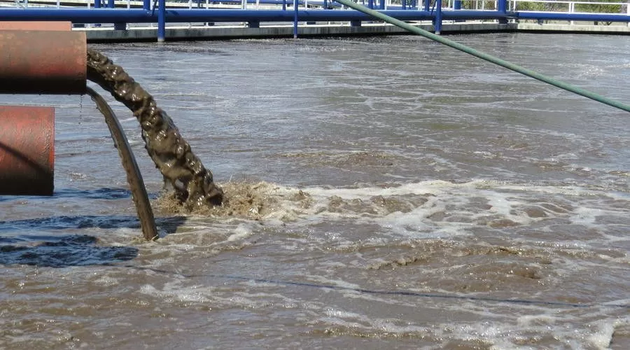 Tratamiento de aguas insuficiente para manejar todas las descargas 