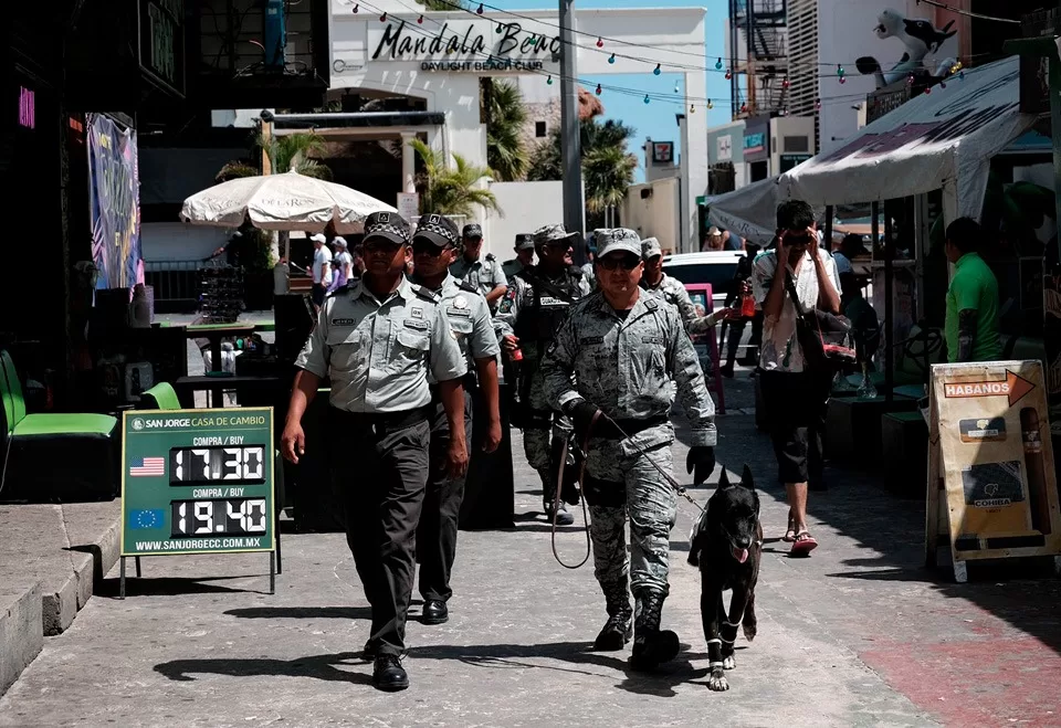 Movilización policiaca en zona hotelera de Cancún por desaparición de esposa de futbolista colombiano