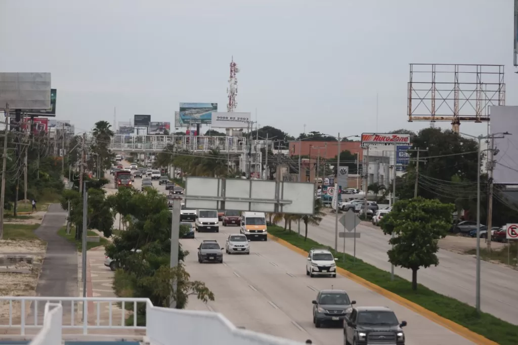 Desmantelan espectaculares en el bulevar Colosio de Cancún