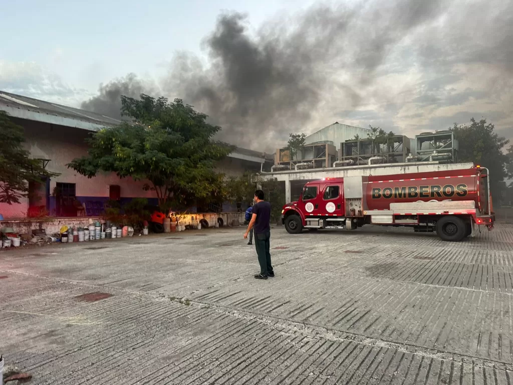 Se incendia en Cancún inmueble abandonado del ISSSTE