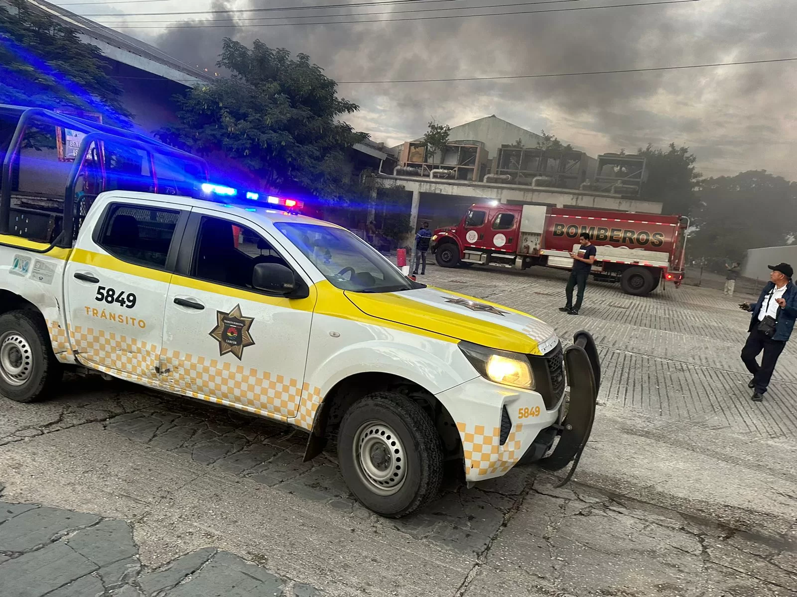 Se incendia en Cancún inmueble abandonado del ISSSTE