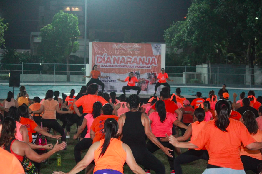 Realizan con éxito la mega clase “Día Naranja: Bailando contra la violencia”