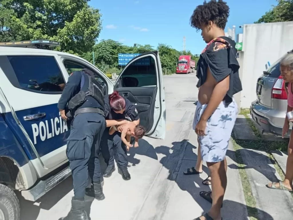 Mujer Policía de Puerto Morelos auxilia a bebé extranjero a punto de asfixiarse