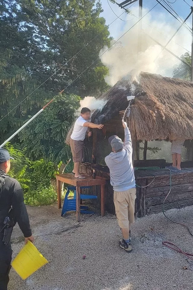 Por explosión de pirotecnia se incendia palapa en poblado de Macario Gómez en Tulum