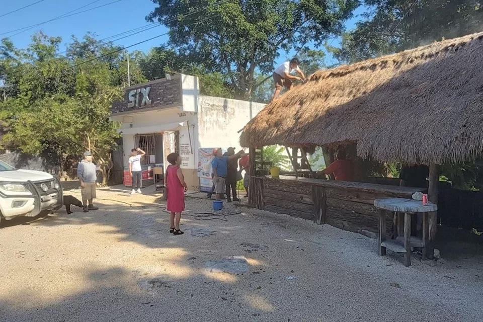 Por explosión de pirotecnia se incendia palapa en poblado de Macario Gómez en Tulum