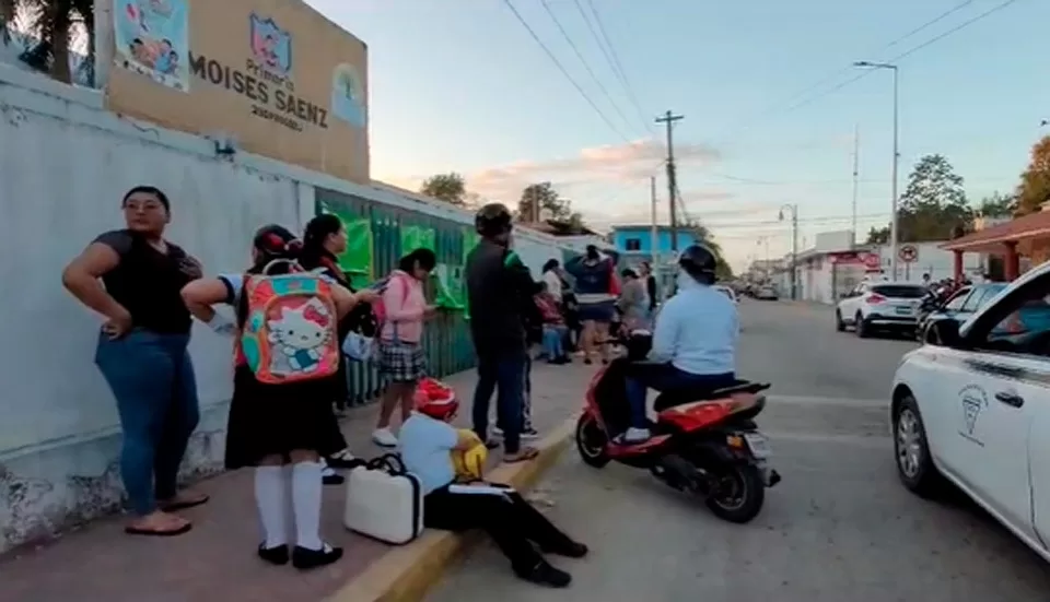 Padres de familia bloquean entrada de escuela en Felipe Carrillo Puerto por falta de maestro