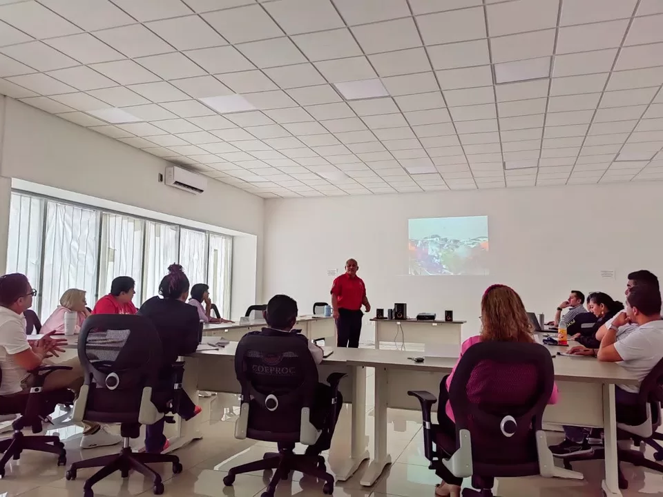 Bomberos de Cancún imparten capacitación en evacuación de edificios