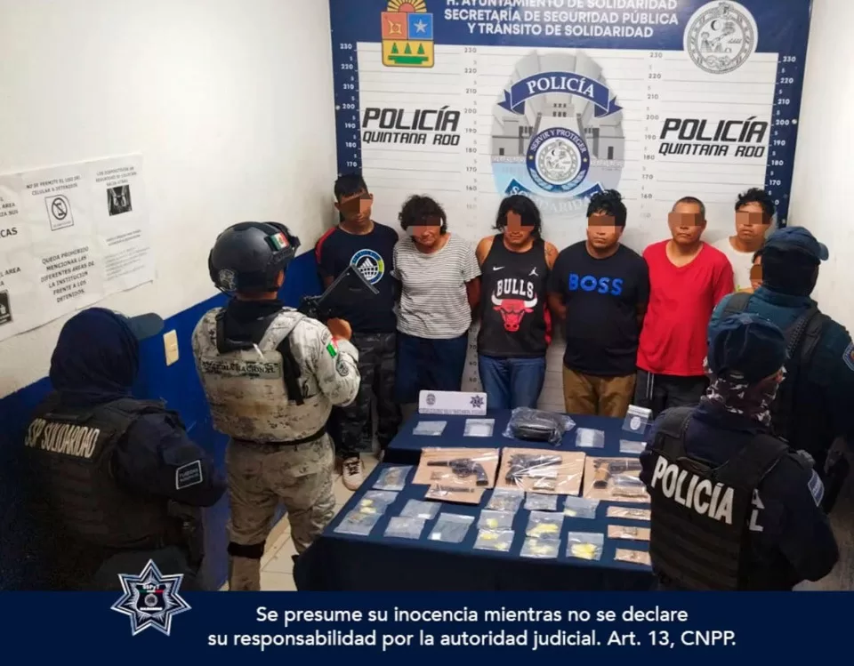 Ocho narcomenudistas detenidos con varios tipos de drogas y tres armas de fuego