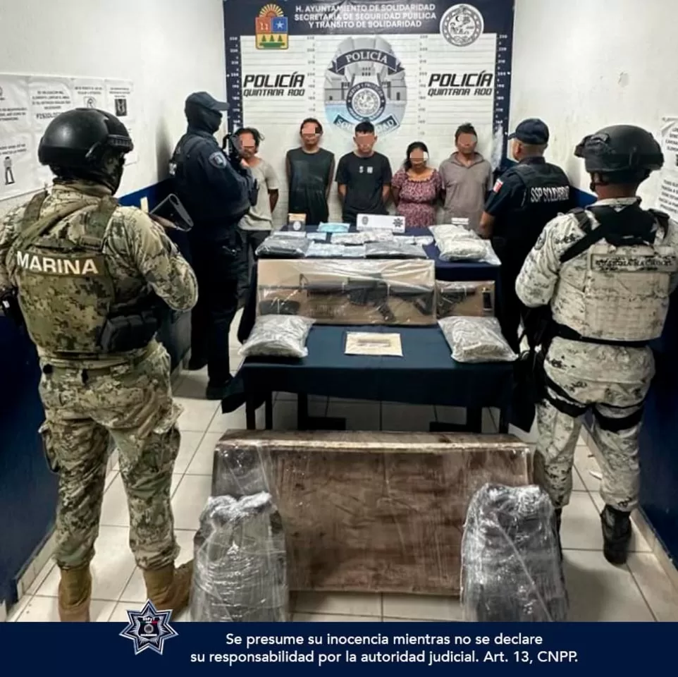 La policía captura a ocho personas, asegura dos armas de fuego y 240 dosis de drogas