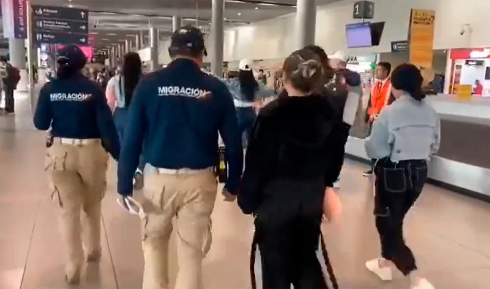 En un vuelo que despegó de Cancún llegan a Colombia las mujeres rescatadas en Tabasco