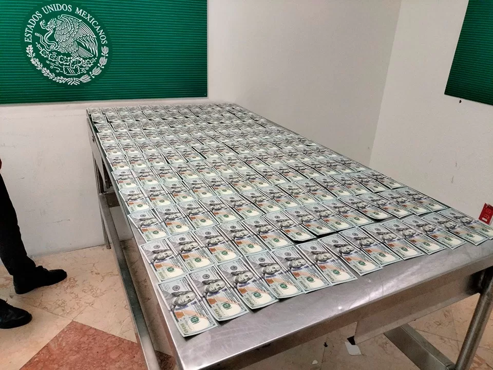 Ucraniano detenido en aeropuerto de Cancún; trataba de meter más de $600,000 sin declarar