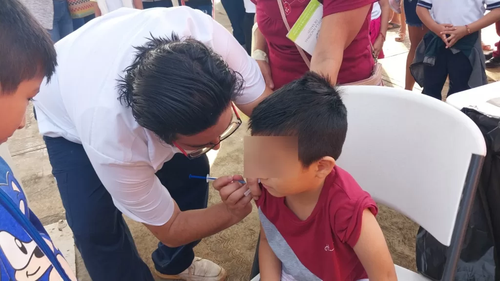 Vacunan contra la influenza y sarampión a estudiantes de nivel básico en Lázaro Cárdenas