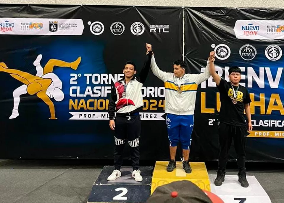 Luchadores quintanarroenses obtienen cuatro medallas de plata y una de bronce en Monterrey