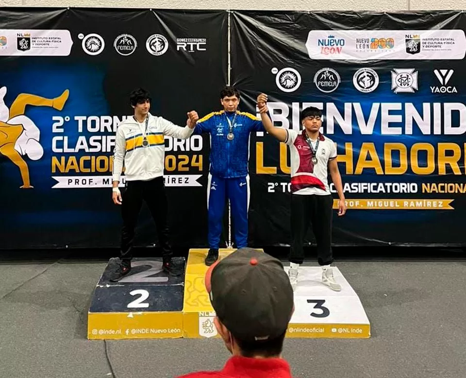 Luchadores quintanarroenses obtienen cuatro medallas de plata y una de bronce en Monterrey