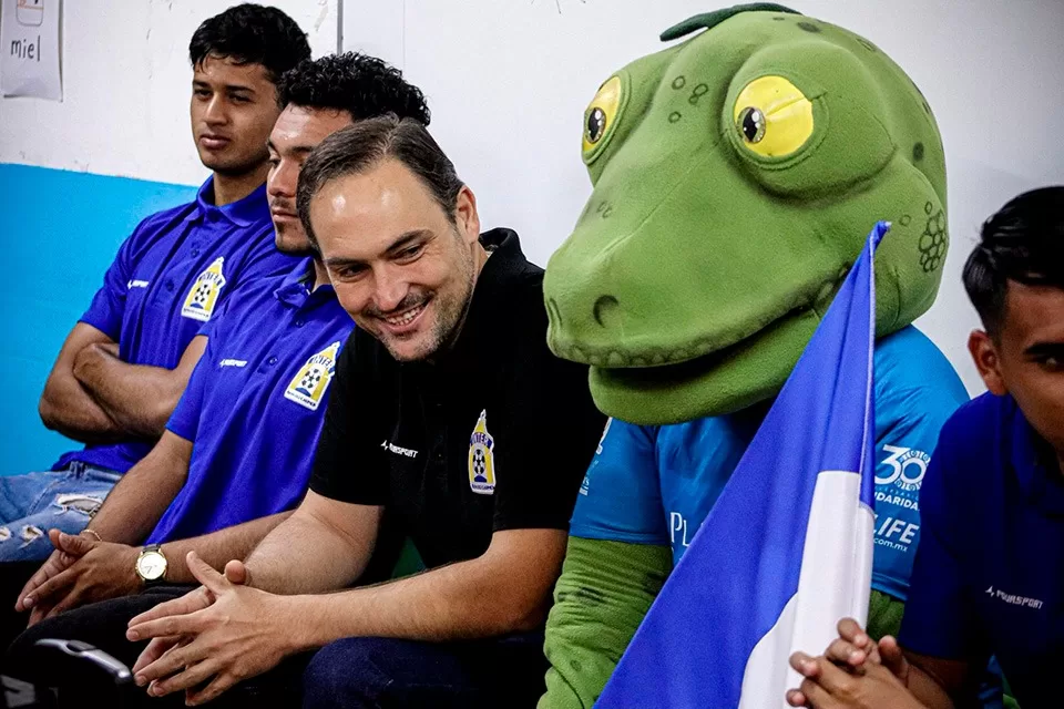 Jugadores del Inter promueven la lectura entre los niños