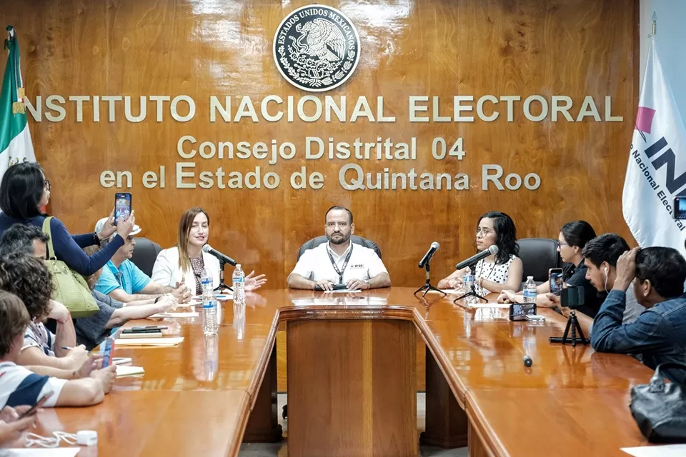 Reciben socios de la Coparmex Quintana Roo acreditaciones como observadores electorales