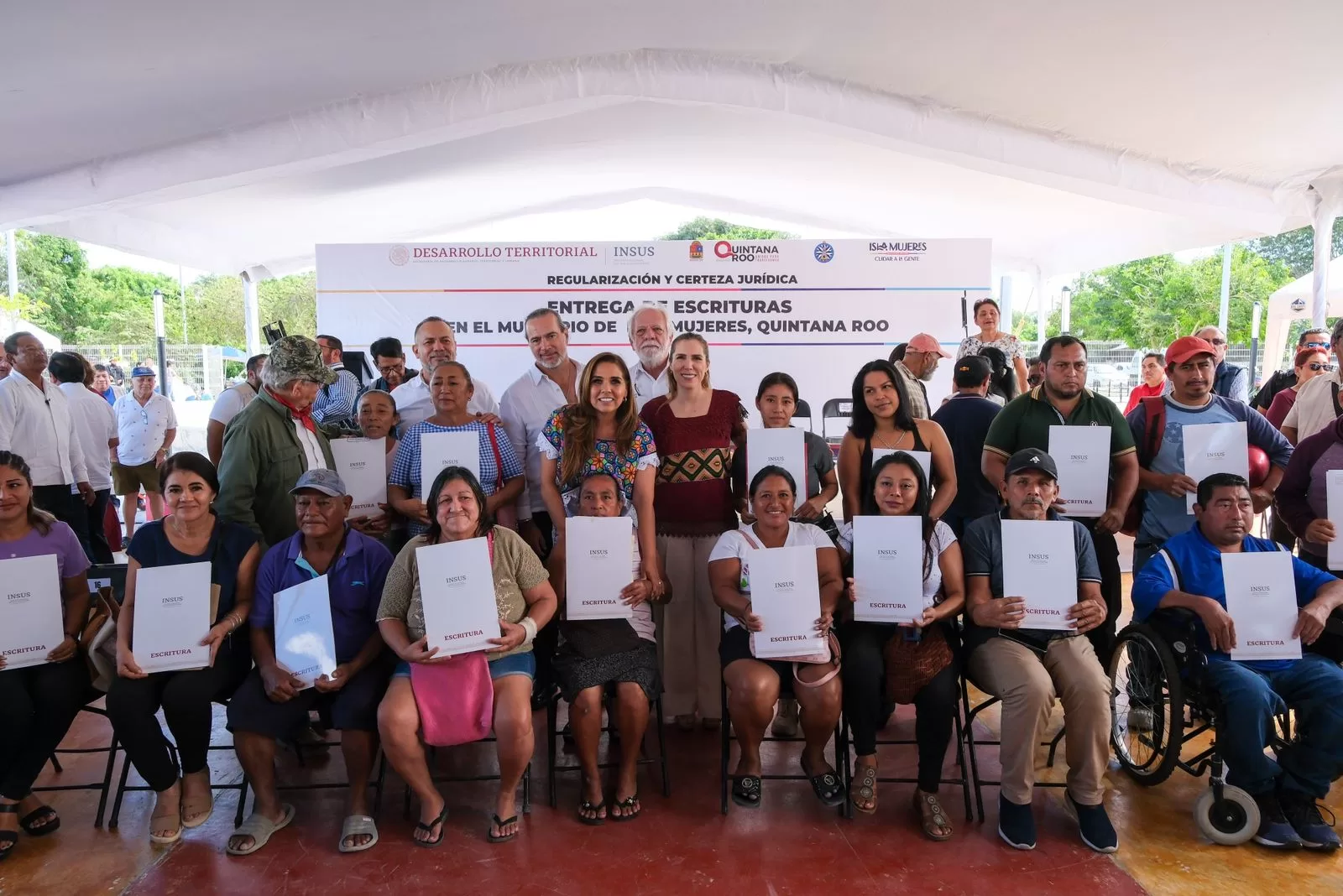 Mara Lezama lleva justicia social a familias de Isla Mujeres con la entrega de 224 títulos de propiedad