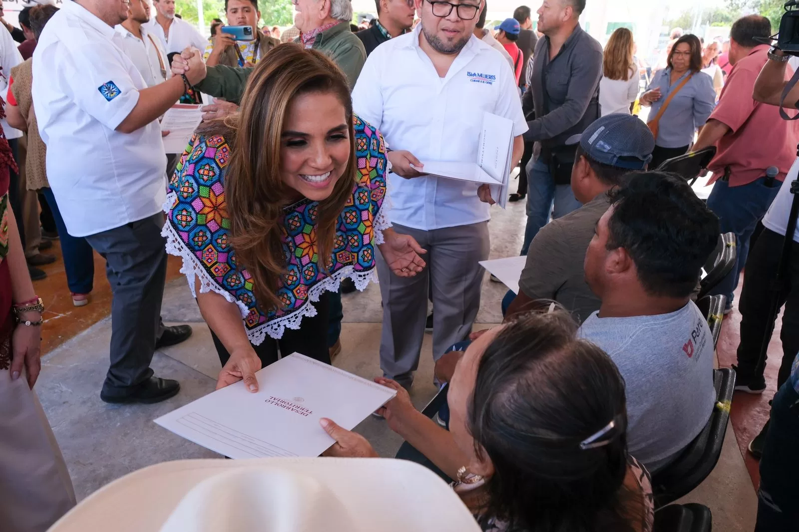 Mara Lezama lleva justicia social a familias de Isla Mujeres con la entrega de 224 títulos de propiedad