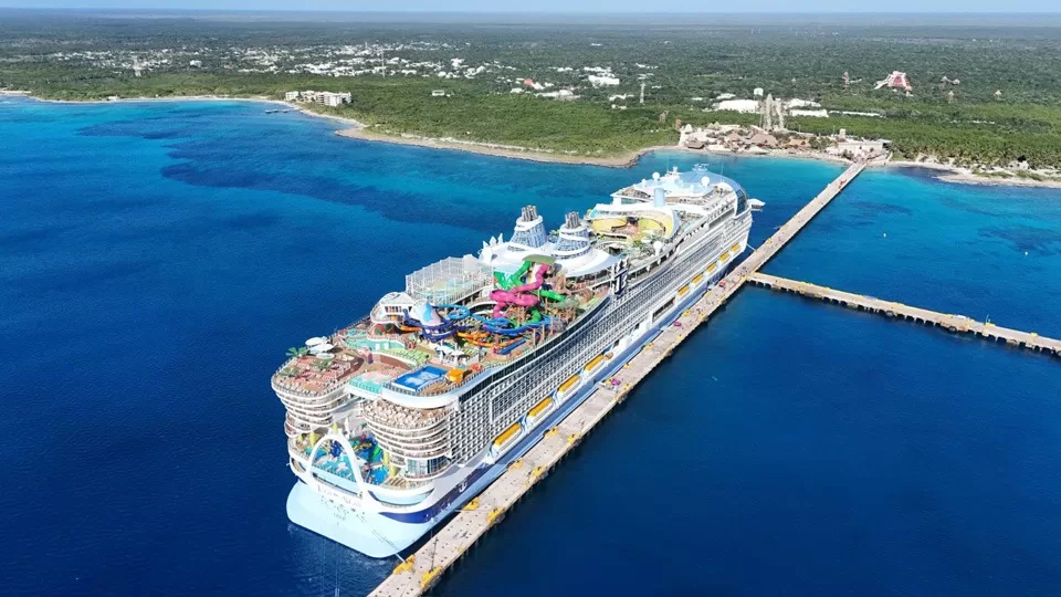 El crucero más grande del mundo, “Icon of the Seas”, llega a Costa Maya con 10 mil visitantes