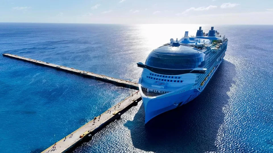 El crucero más grande del mundo, “Icon of the Seas”, llega a Costa Maya con 10 mil visitantes