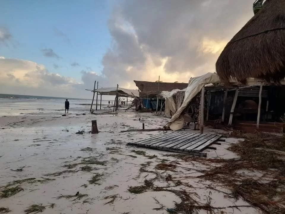 Holbox se recupera tras el paso del frente frío número 32