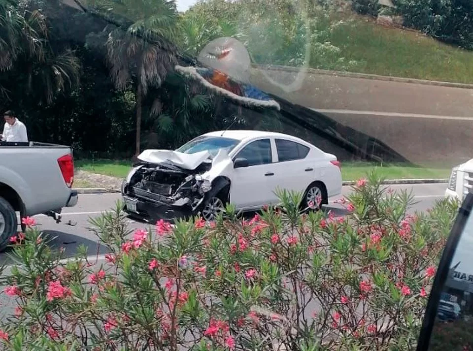 Accidentes vehiculares afectan movilidad en aeropuerto de Cancún