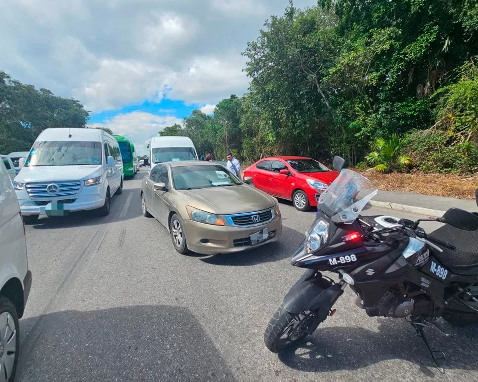 Accidentes vehiculares afectan movilidad en aeropuerto de Cancún