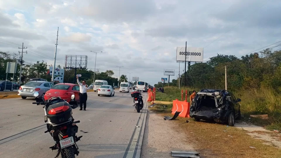 Carambola de 4 autos en el bulevar Colosio de Cancún con saldo de por lo menos 4 lesionados