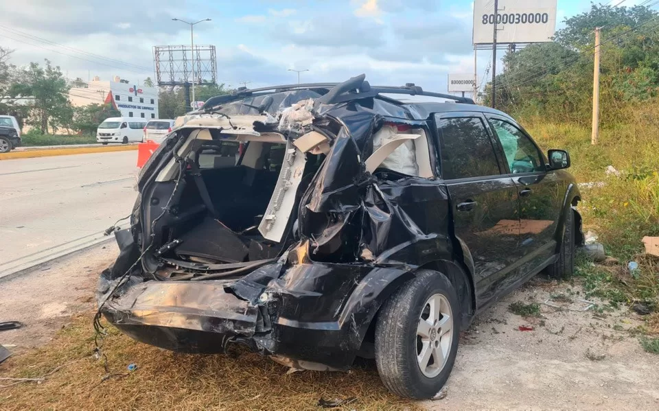 Carambola de 4 autos en el bulevar Colosio de Cancún con saldo de por lo menos 4 lesionados