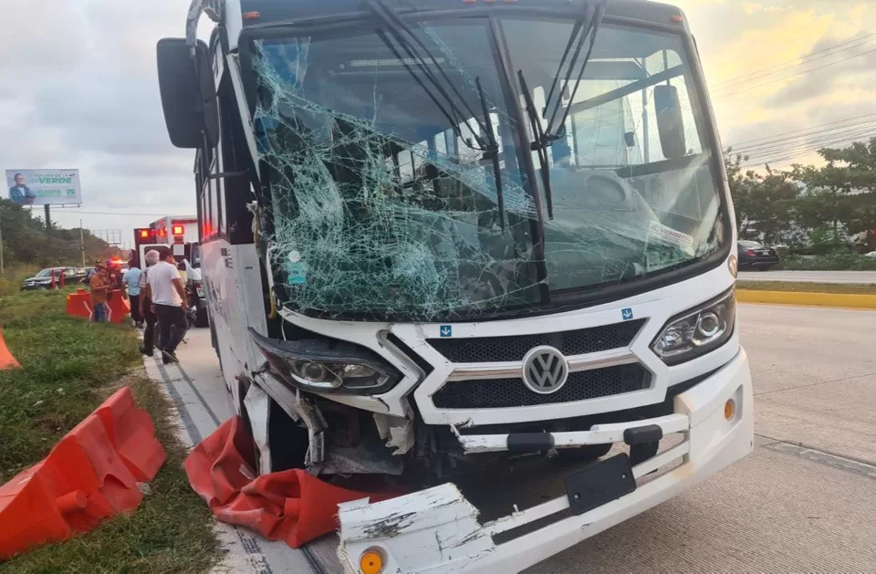 Carambola de 4 autos en el bulevar Colosio de Cancún con saldo de por lo menos 4 lesionados