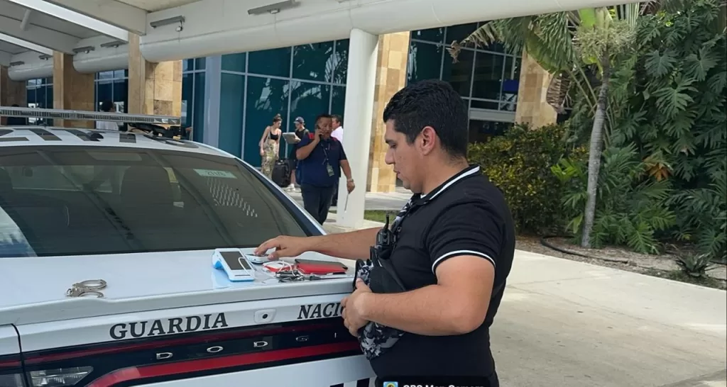 Detienen a sujeto que extorsionaba turistas en aeropuerto de Cancún