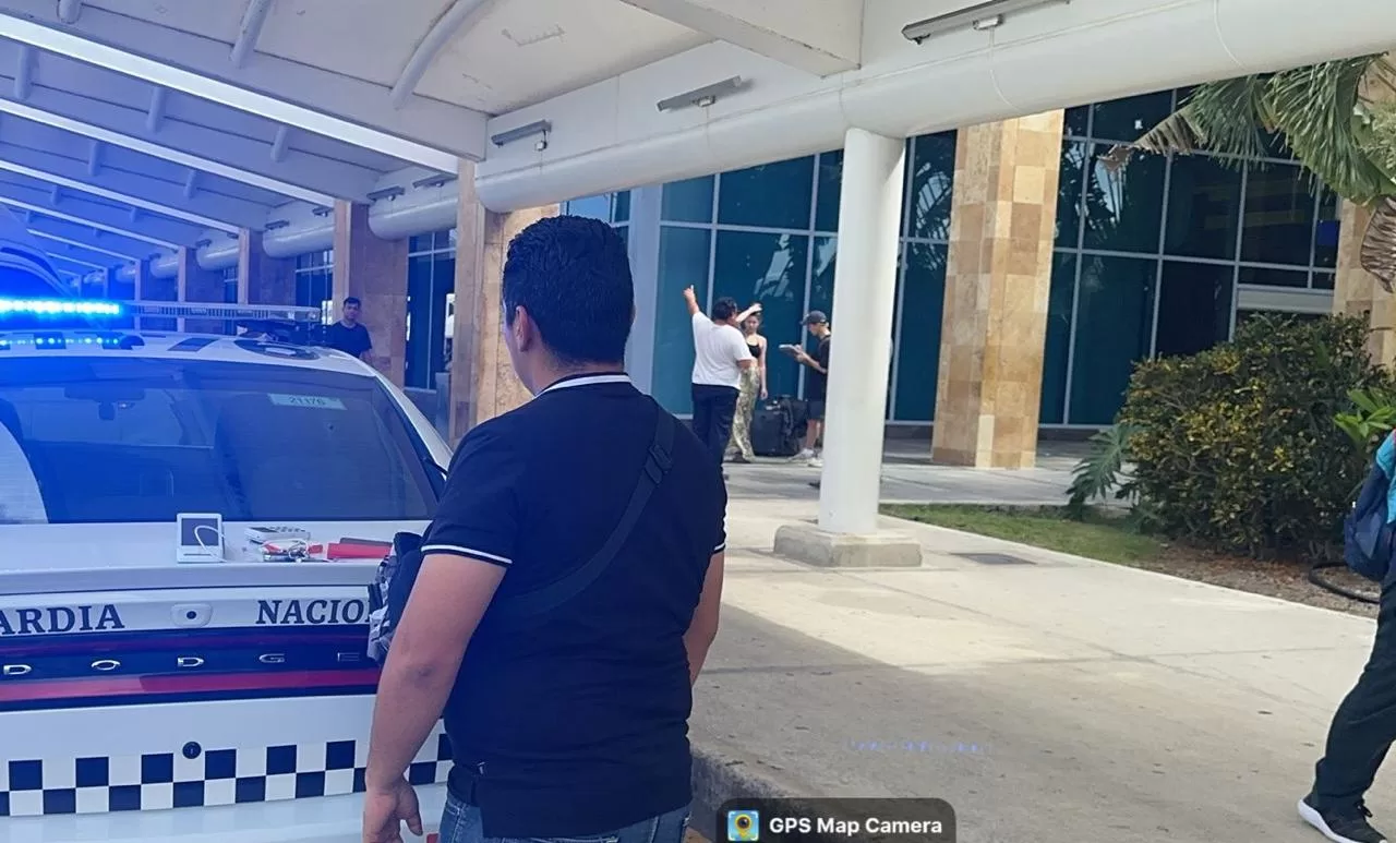 Detienen a sujeto que extorsionaba turistas en aeropuerto de Cancún