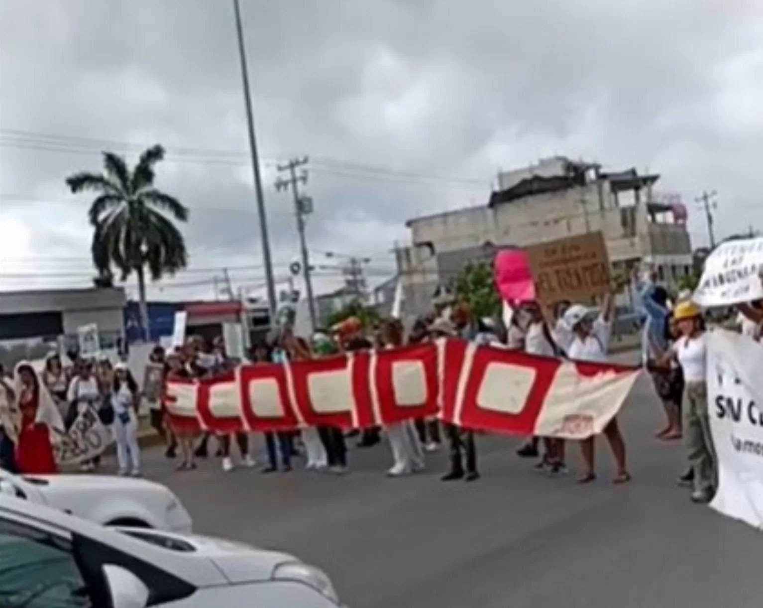 Opositores al Tren Maya bloquean carretera Cancún-Playa del Carmen