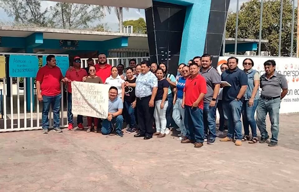 Docentes de la Normal inician paro de brazos caídos en su centro laboral de Felipe Carrillo